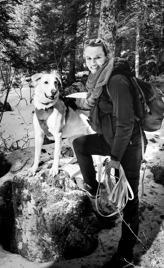Adeline Gailly, éducatrice comportementaliste canine en Nord-Isère, et sa chienne Maya.